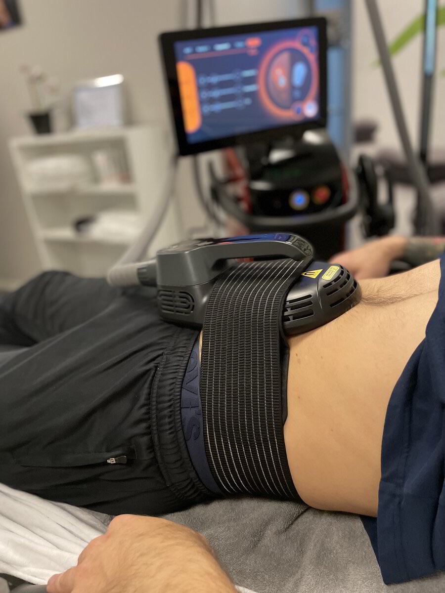 EM Power Slim-behandling hos Vilopunkt, applikator fäst med band