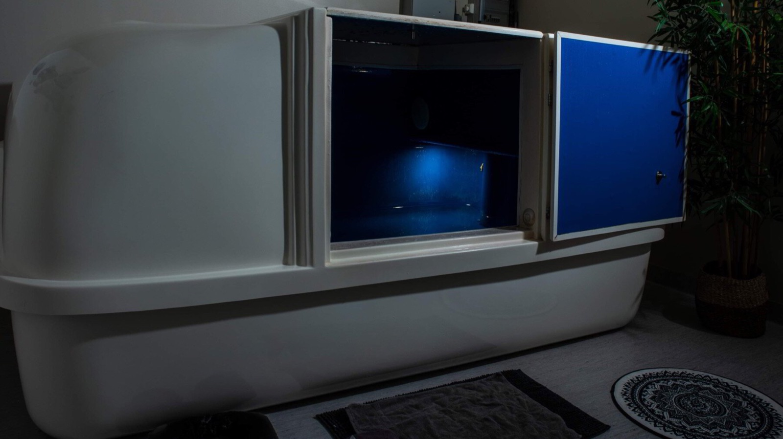 Floatingtanken hos Vilopunkt med öppen lucka i ett dämpat, lugnt rum